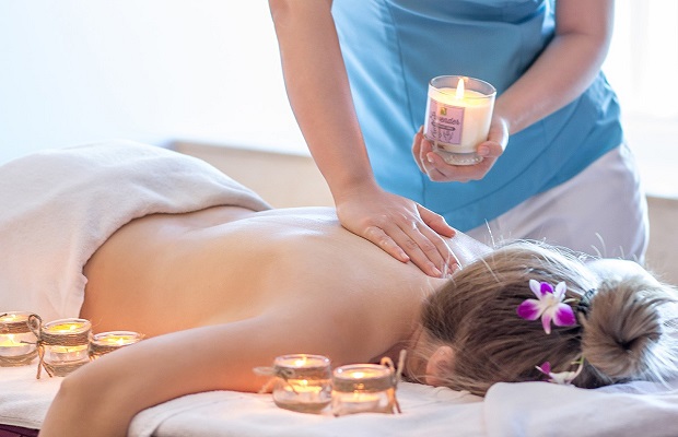 Massage bằng nến tại Hoa Nguyệt Quế