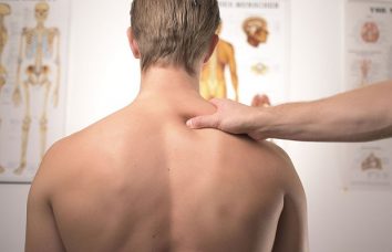 Xoa bóp bấm huyệt vùng cổ gáy - chữa bệnh không dùng thuốc