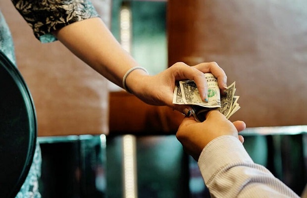 Có nhất thiết phải “tip” (boa) cho nhân viên massage không?