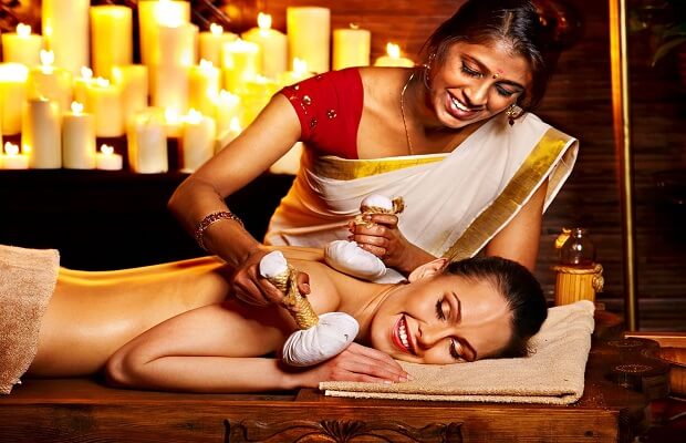 Massage phương pháp ấn độ có phần phức tạp và cần nhiều nguyên liệu hơn Massage Ayurvedic tập trung vào những cân bằng quan trọng trong mối tương quan giữa tâm trí và cơ thể