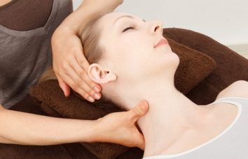 Hướng dẫn cách massage cổ đơn giản dễ thực hiện tại nhà