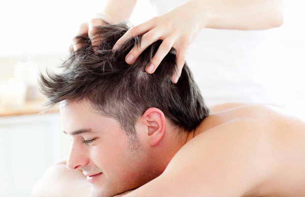 Cách massage đầu giảm đau đầu và cách thực hiện cùng đối tác Thư giãn khì vùng đầu được massage