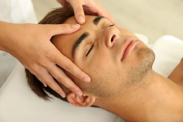Cách massage đầu giảm đau đầu bạn có thể thử tại nhà thực hiện kết hợp phần vùng trấn và day miêt cho cơ thể thoải mái