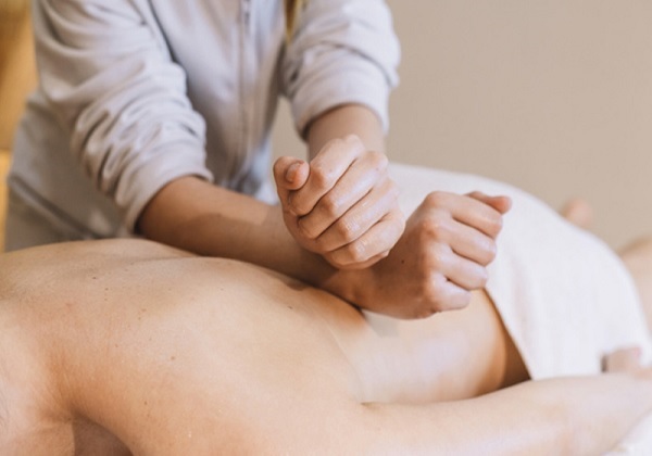 Phương pháp massage lưng cho người thoát vị đĩa đệm Có thể sử dụng massage trong điều trị thoát vị đĩa đệm.