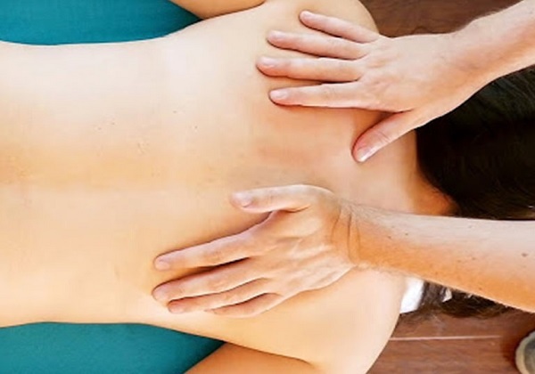 Hoa Kiều chia sẻ phương pháp massage lưng cho người bị thoát vị đĩa đệm Lợi ích của phương pháp massage