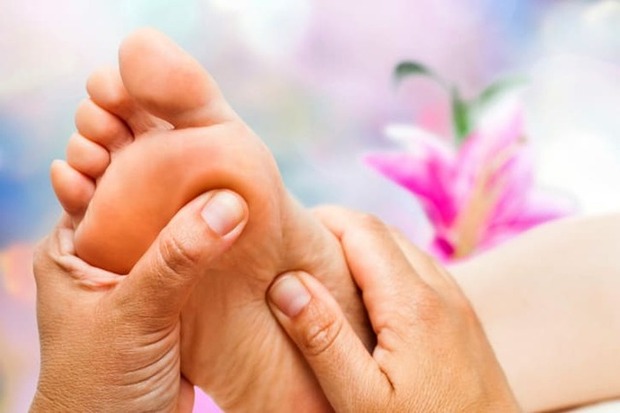 Massage chân là một trong những kỹ thuật mát xa toàn thân Các kỹ thuật massage toàn thân chuyên nghiệp